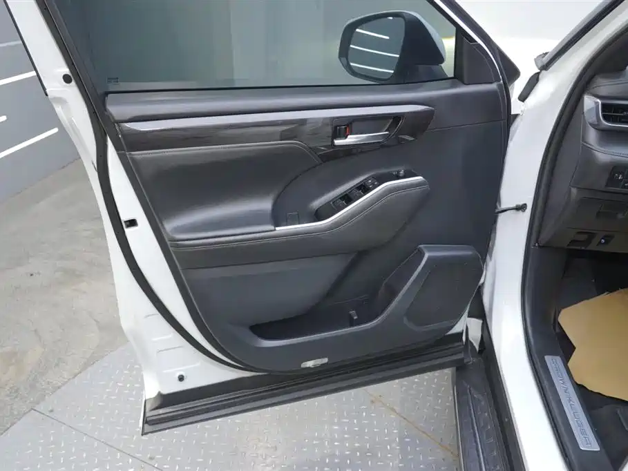 Toyota Crown Kluger 2023 — фото 13