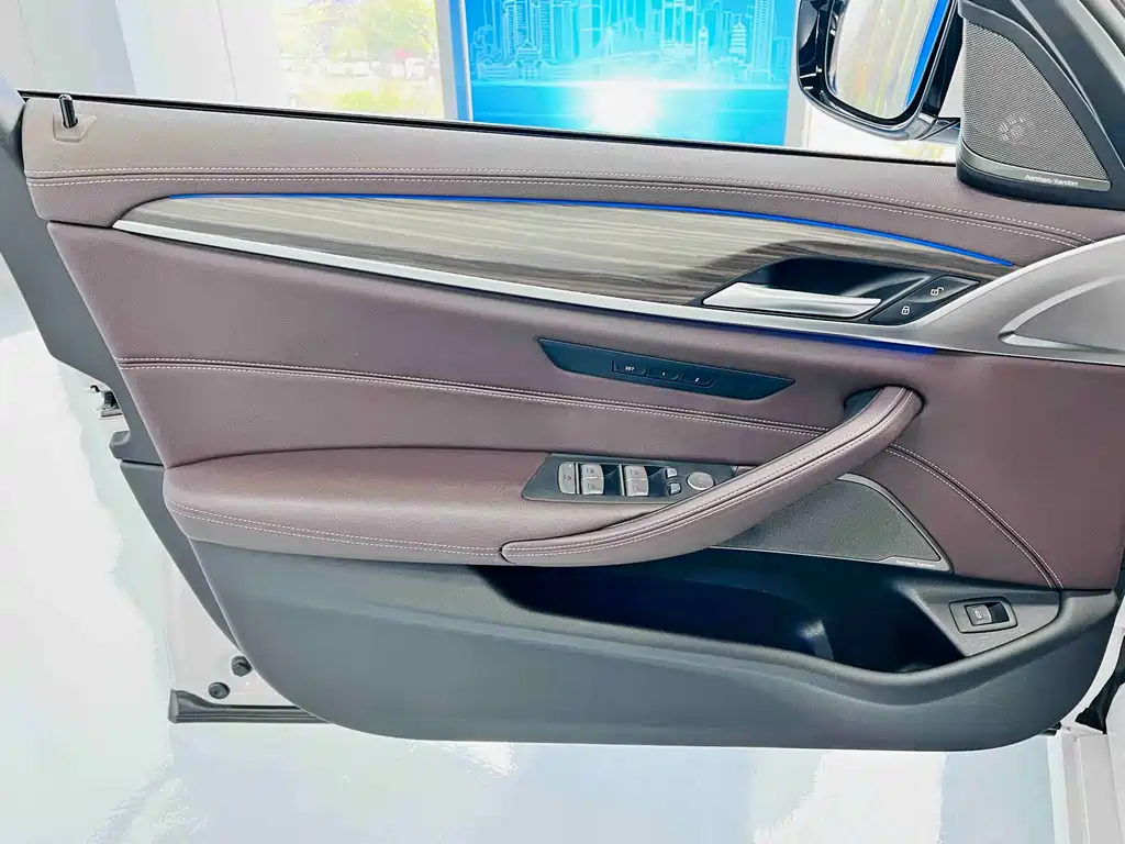 BMW 5 Series 2022 — фото 11