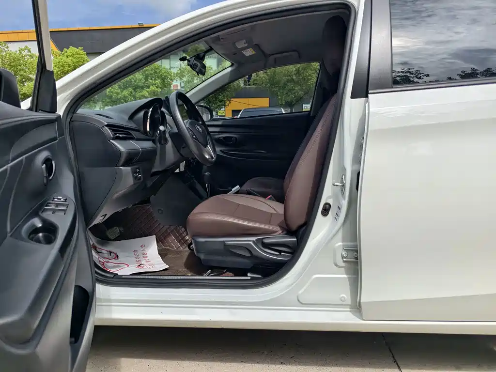 Toyota Yaris L 2023 — фото 8