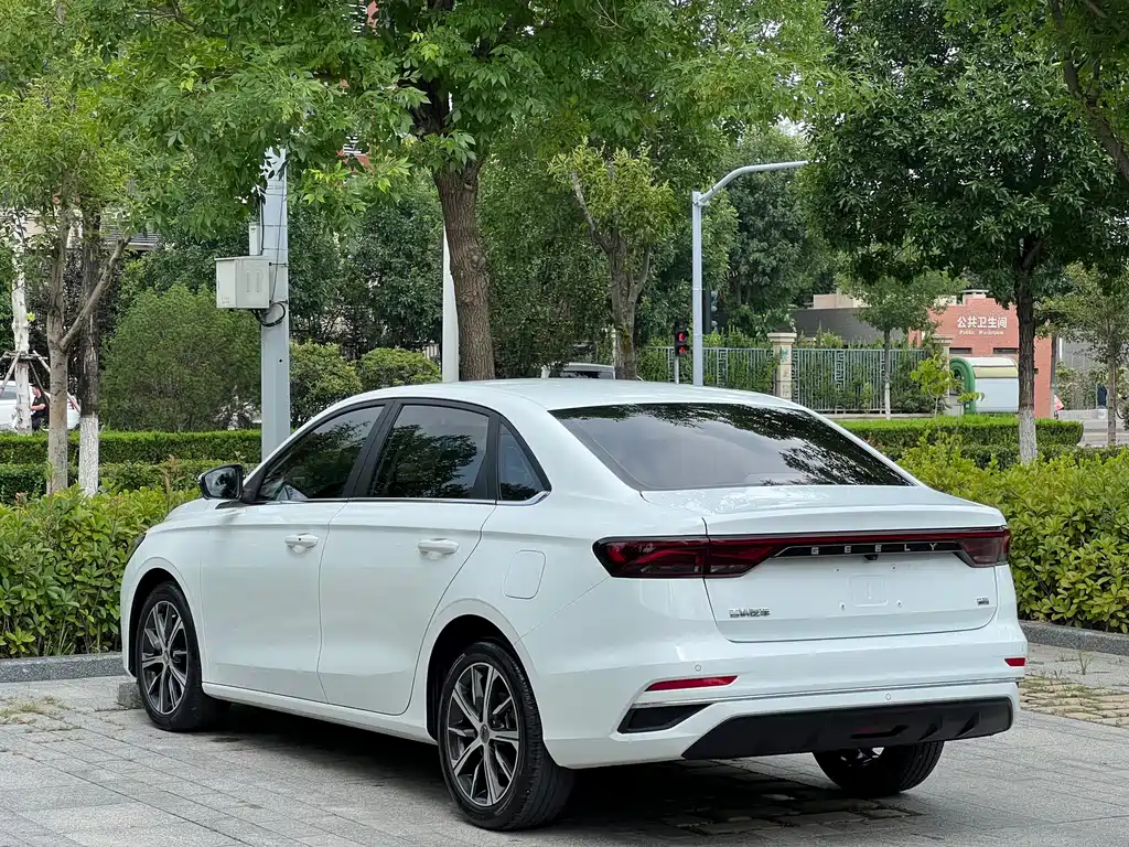 Geely Emgrand 2022