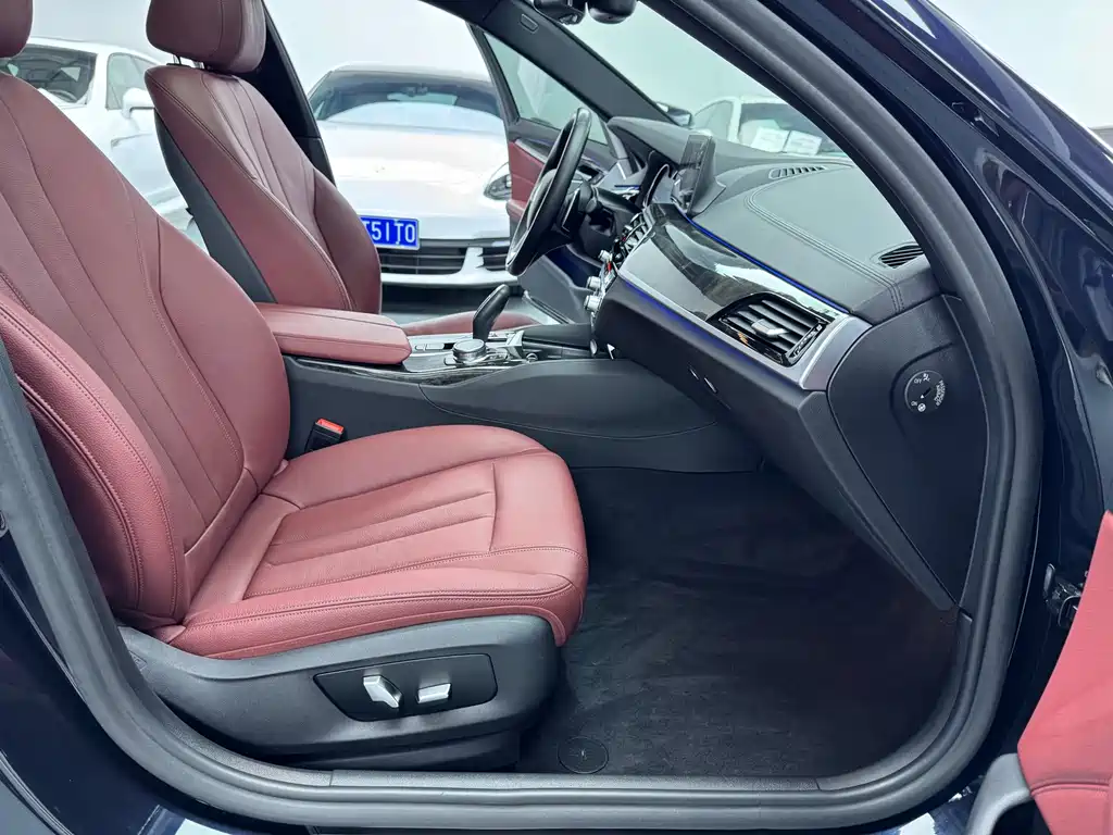 BMW 5 Series 2018 — фото 11