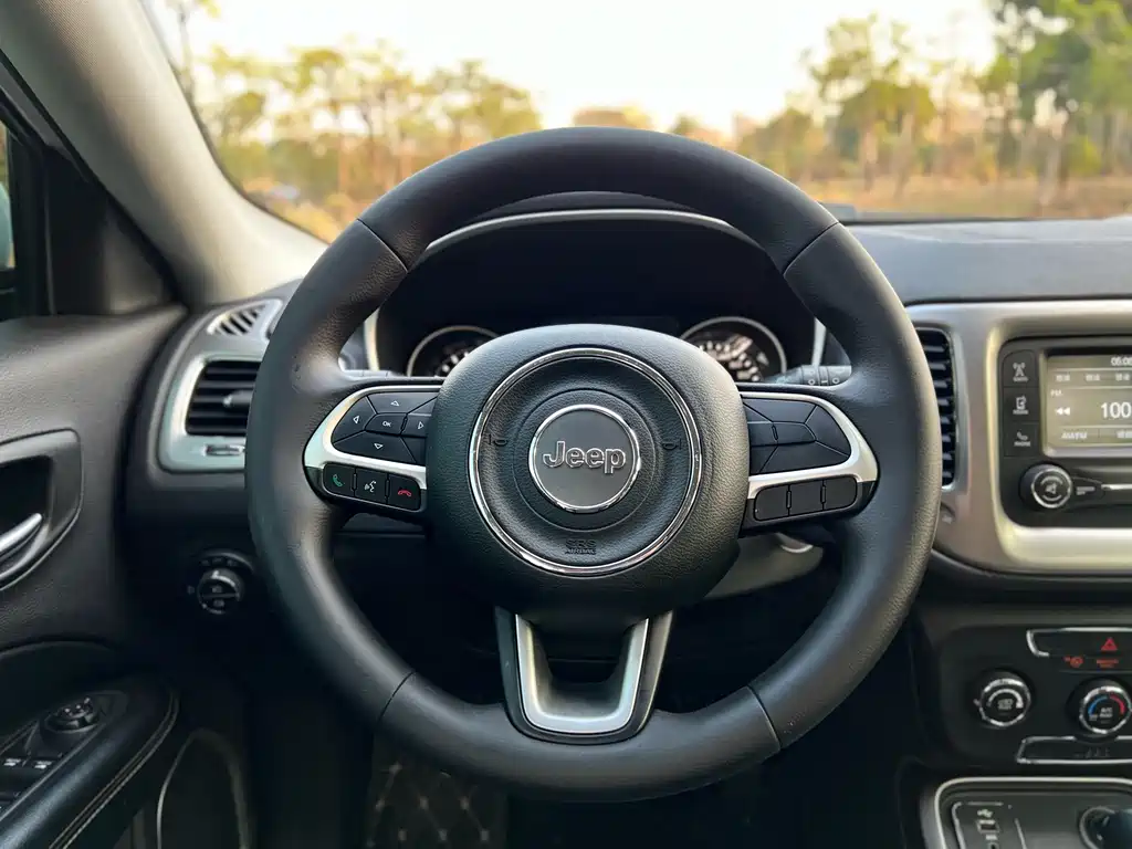Jeep Compass 2017 — фото 15