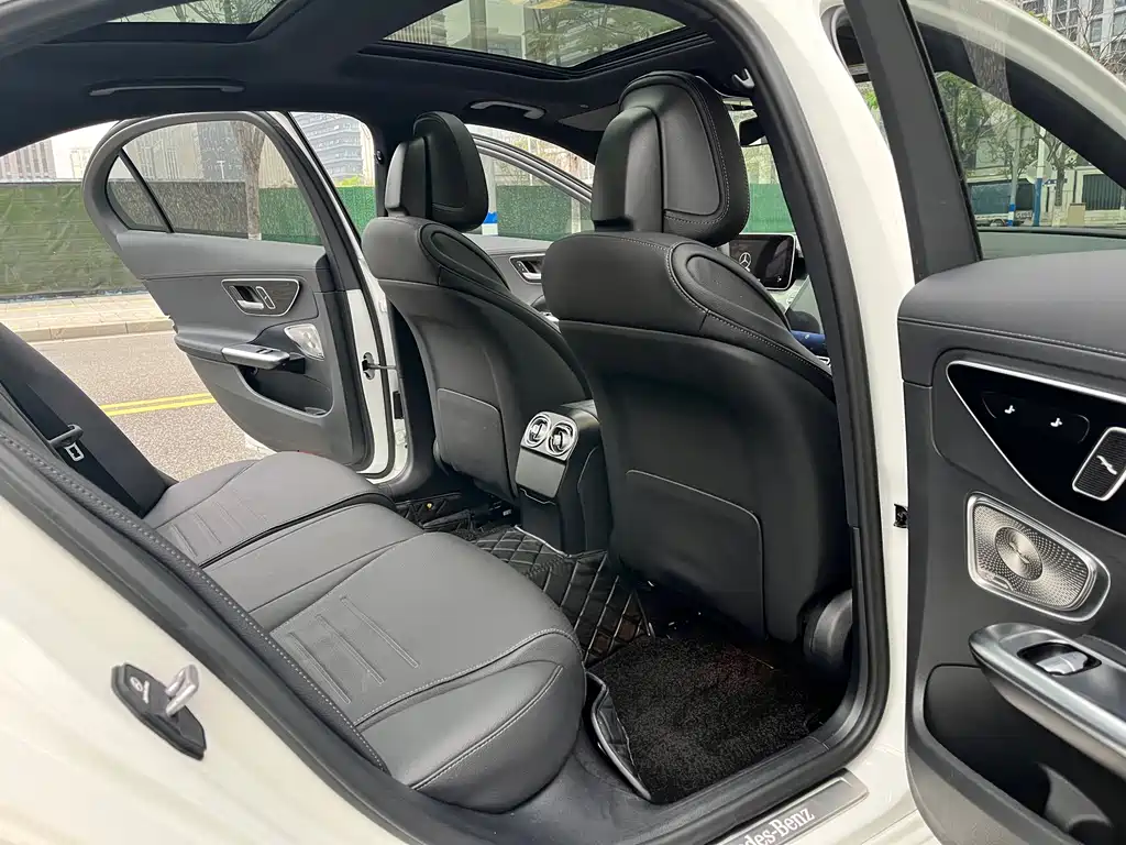 Mercedes-Benz C-Class 2024 — фото 13