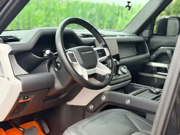 Land Rover Defender 2024