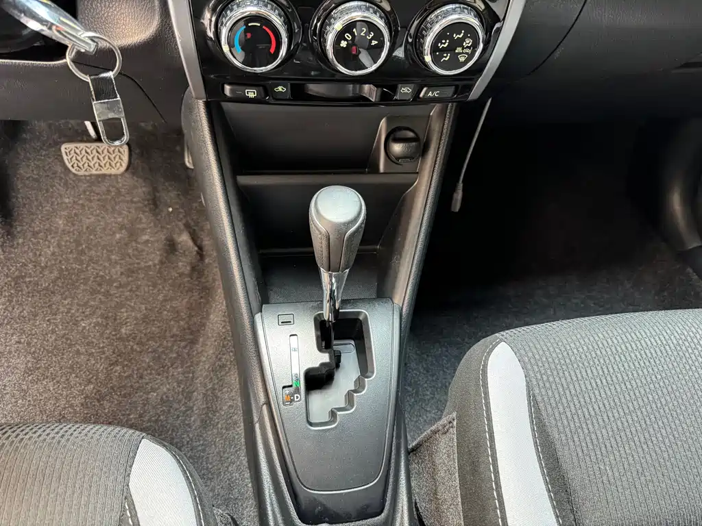 Toyota Yaris L 2023 — фото 10