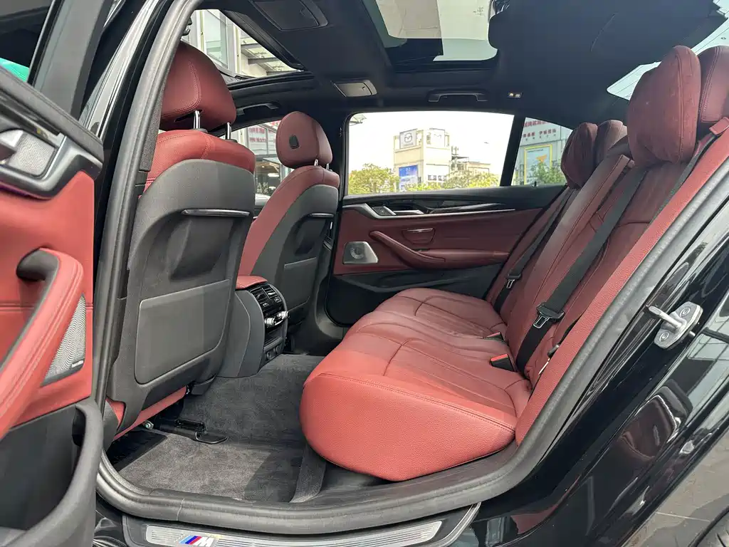 BMW 5 Series 2019 — фото 15