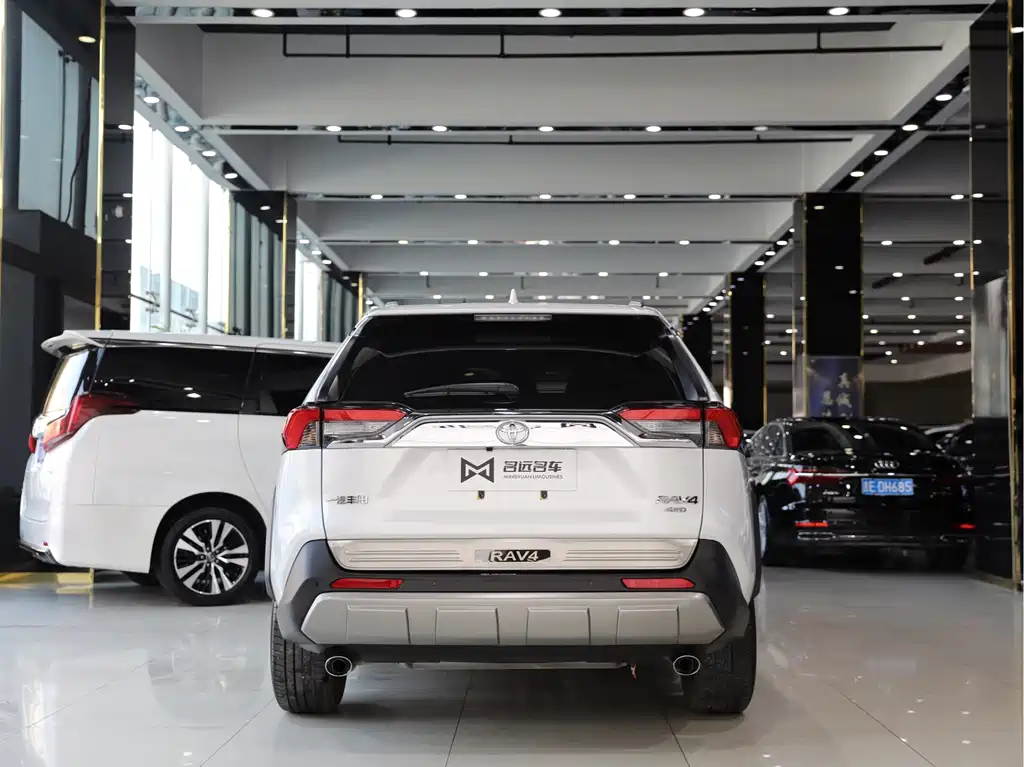 Toyota RAV4 2023 — фото 16