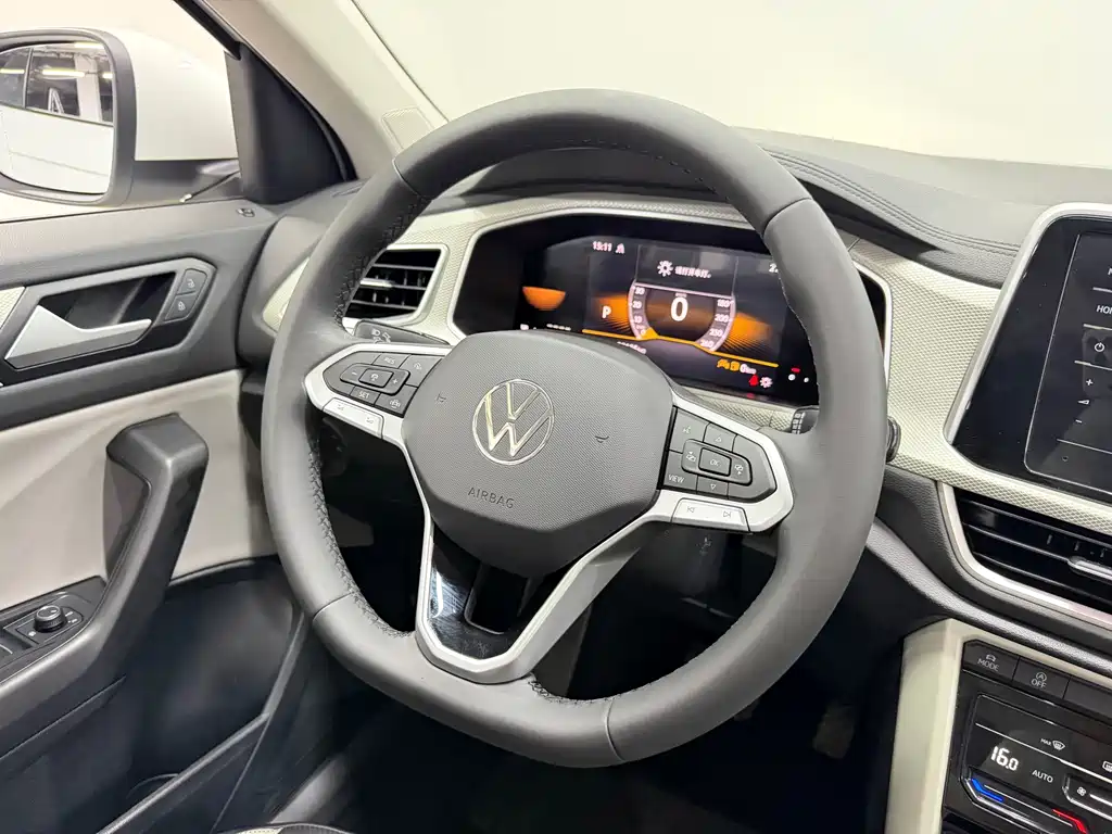Volkswagen T-Roc 2023 — фото 12