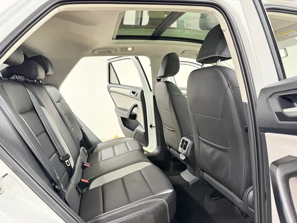 Volkswagen T-Roc 2023 — фото 9