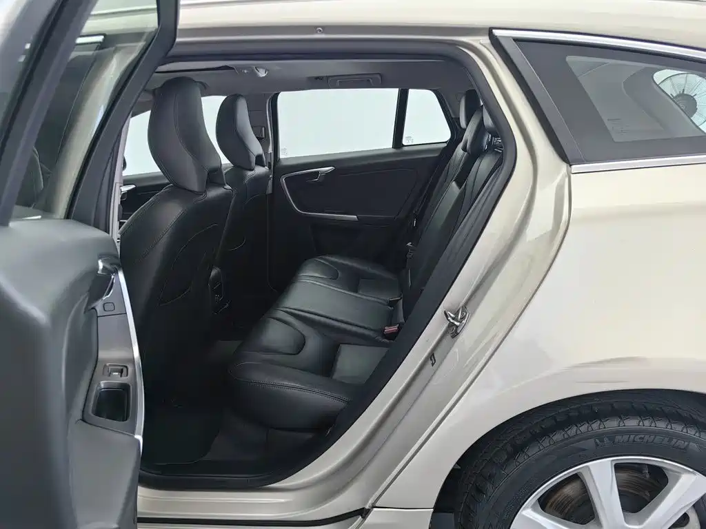 Volvo V60 2017 — фото 15