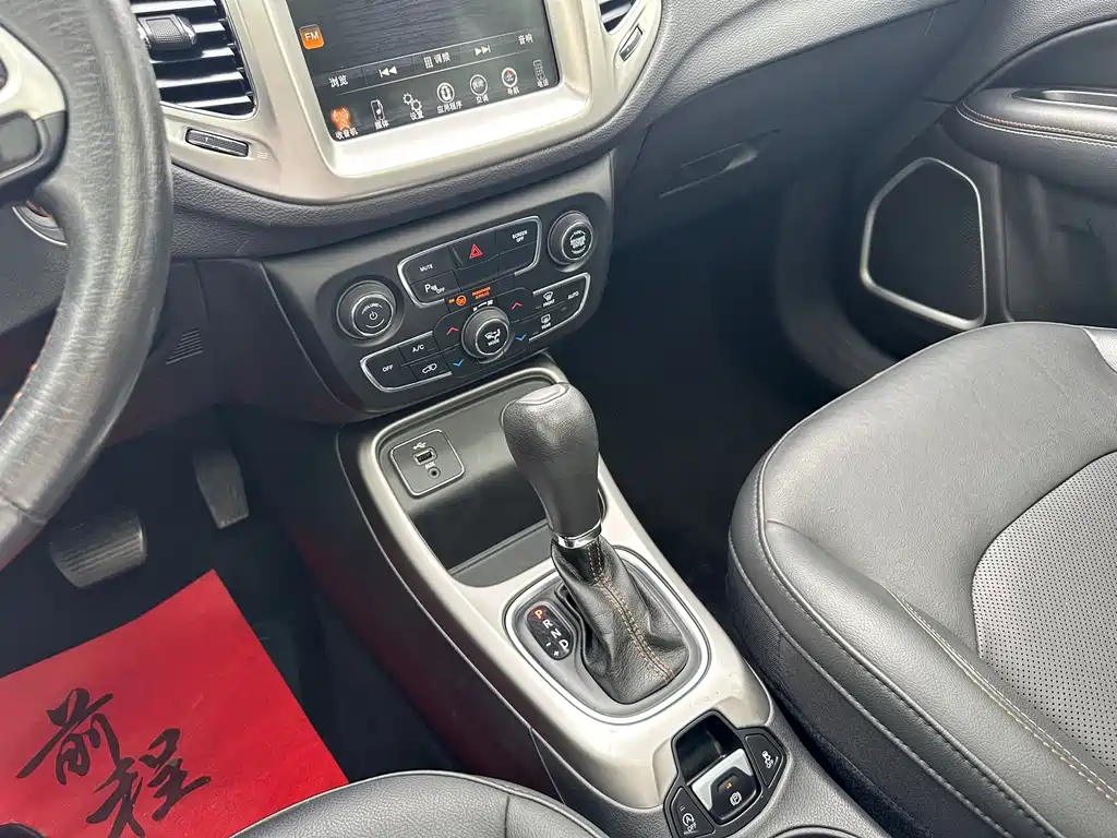 Jeep Compass 2018 — фото 14