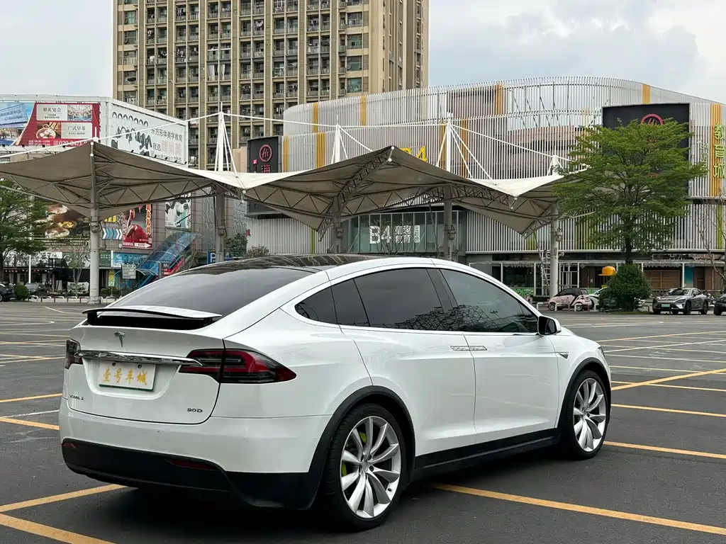 Tesla Model X 2017 — фото 11