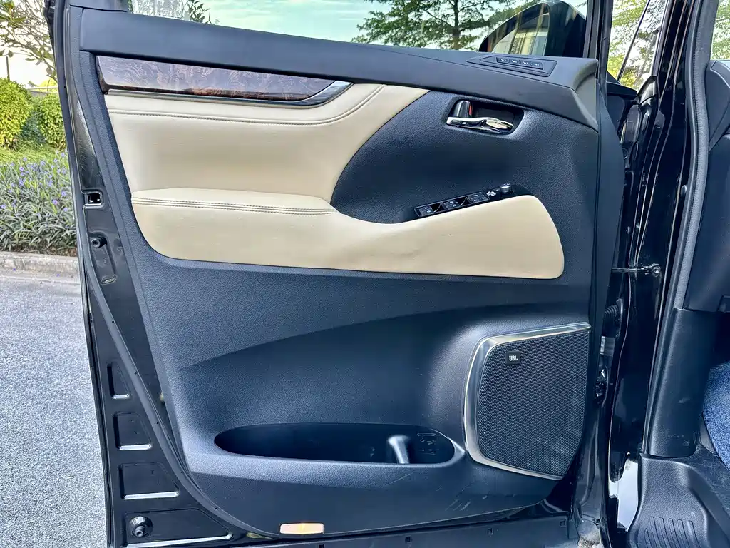 Toyota Alphard 2019 — фото 22