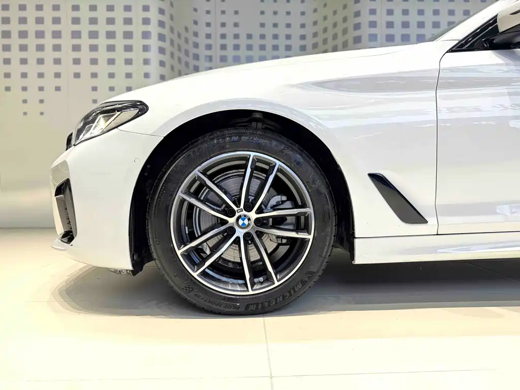 BMW 5 Series 2023 — фото 17