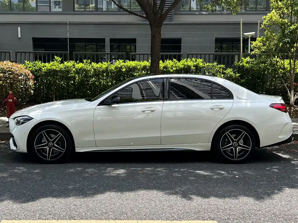Mercedes-Benz C-Class 2025 — фото 3