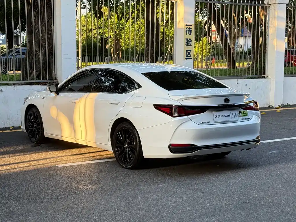 Lexus ES 2019 — фото 4