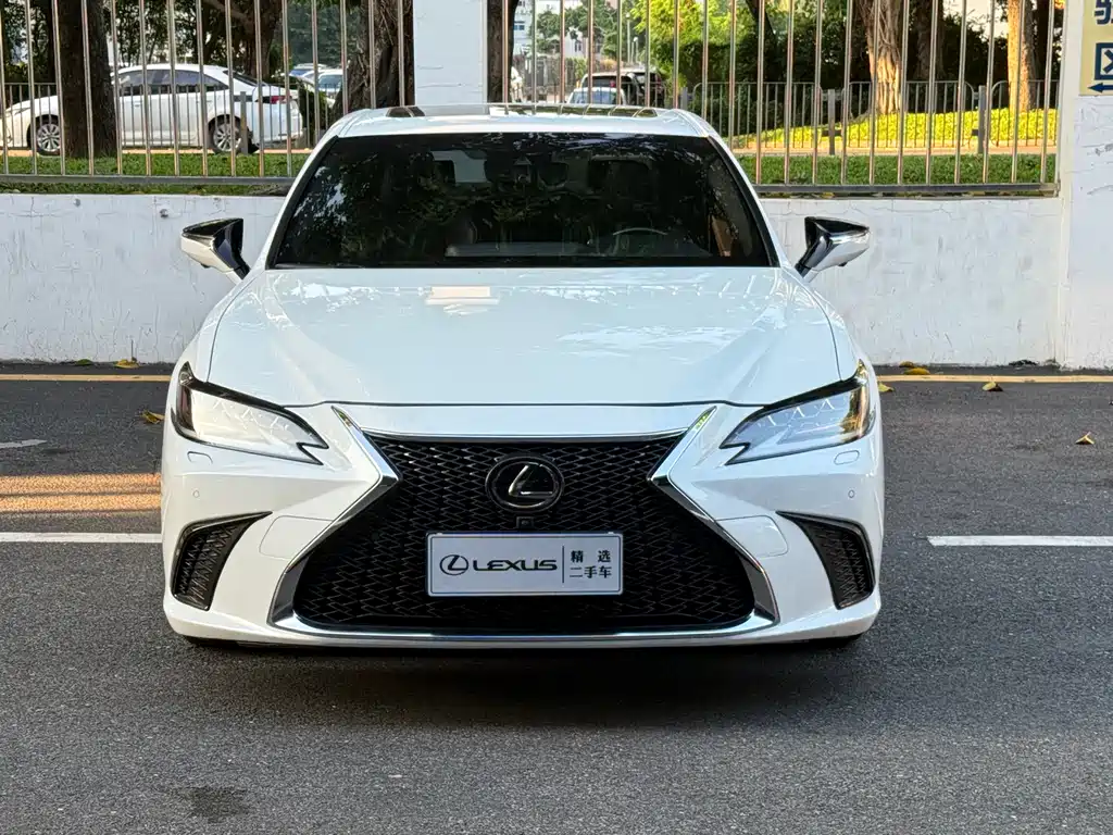 Lexus ES 2019 — фото 1