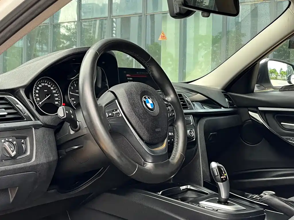 BMW 3 Series 2018 — фото 10