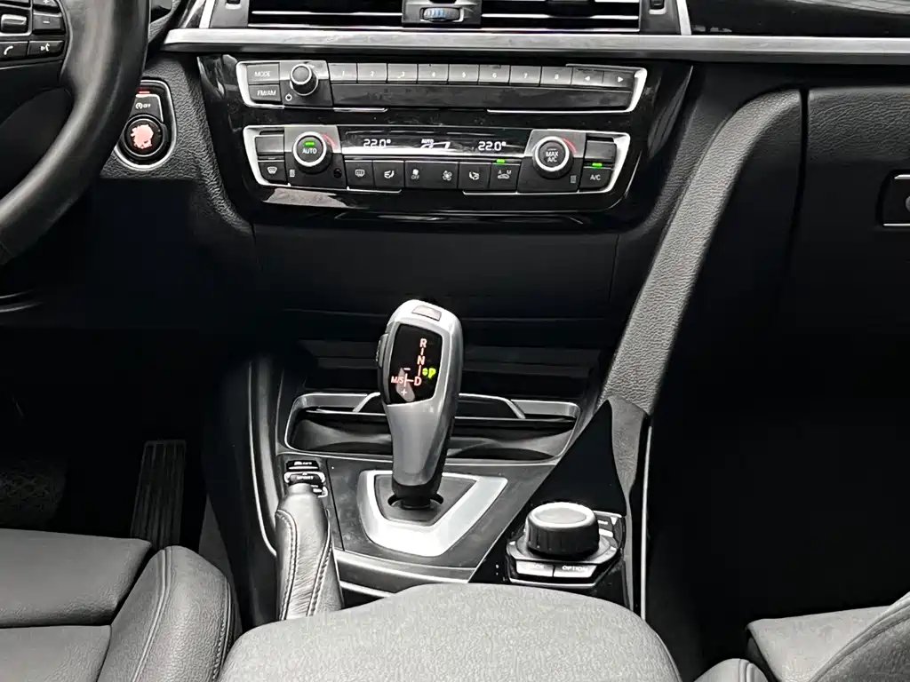 BMW 3 Series 2018 — фото 13