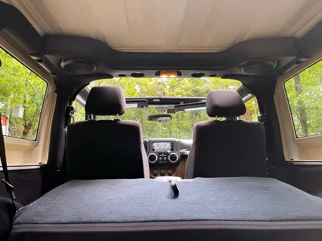 Jeep Wrangler 2011 — фото 20