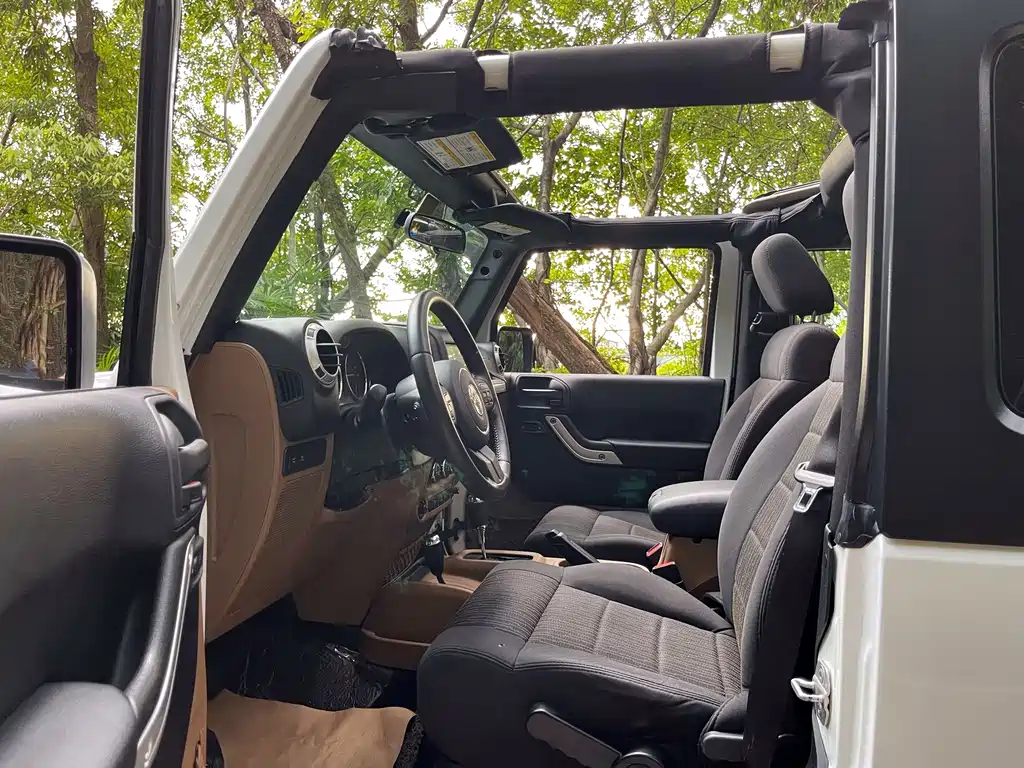 Jeep Wrangler 2011 — фото 27