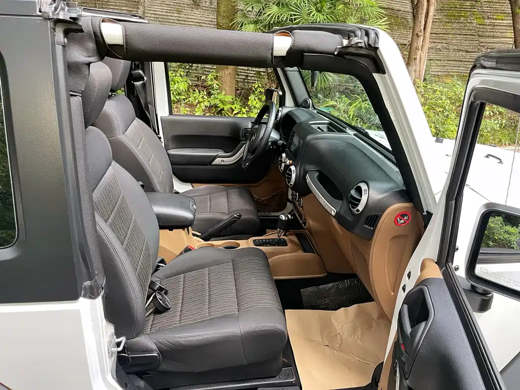 Jeep Wrangler 2011 — фото 34