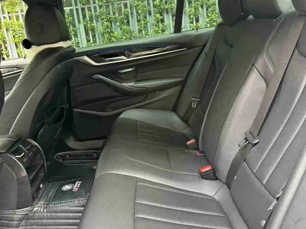 BMW 5 Series 2018 — фото 10