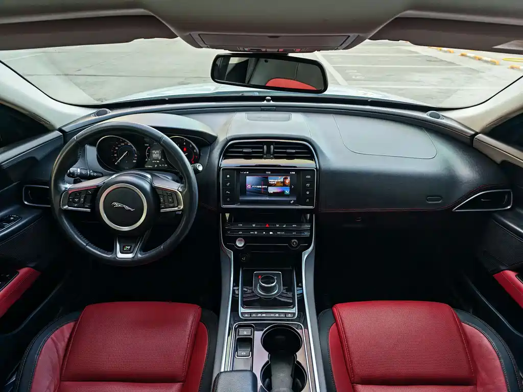 Jaguar XE 2017 — фото 7