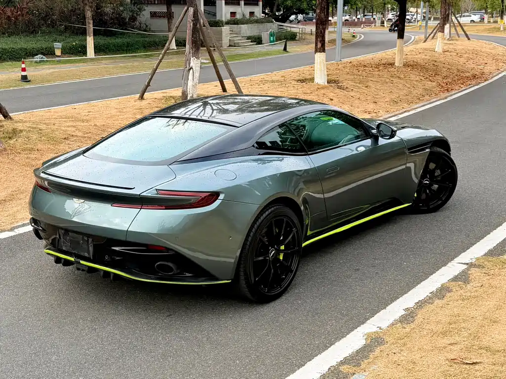 Aston Martin DB11 2019 — фото 16