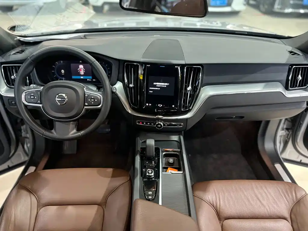Volvo XC60 2022 — фото 8