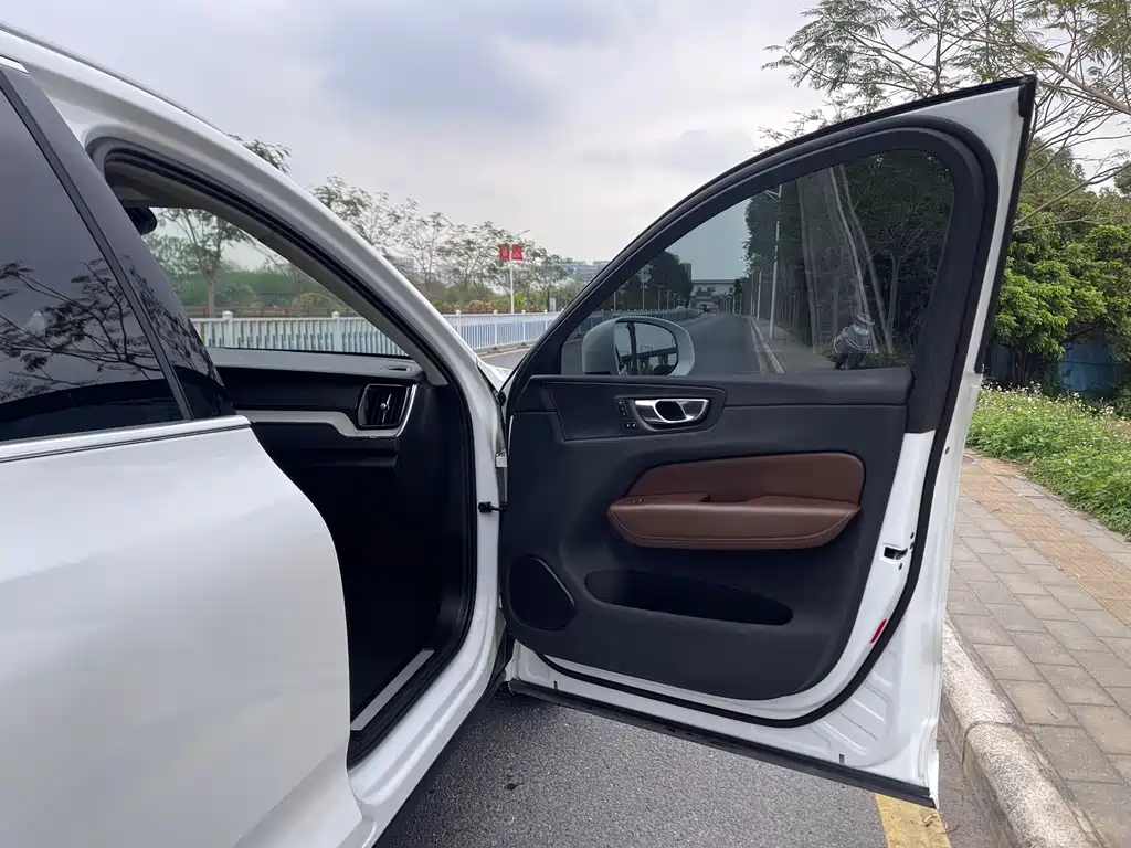 Volvo XC60 2020 — фото 11