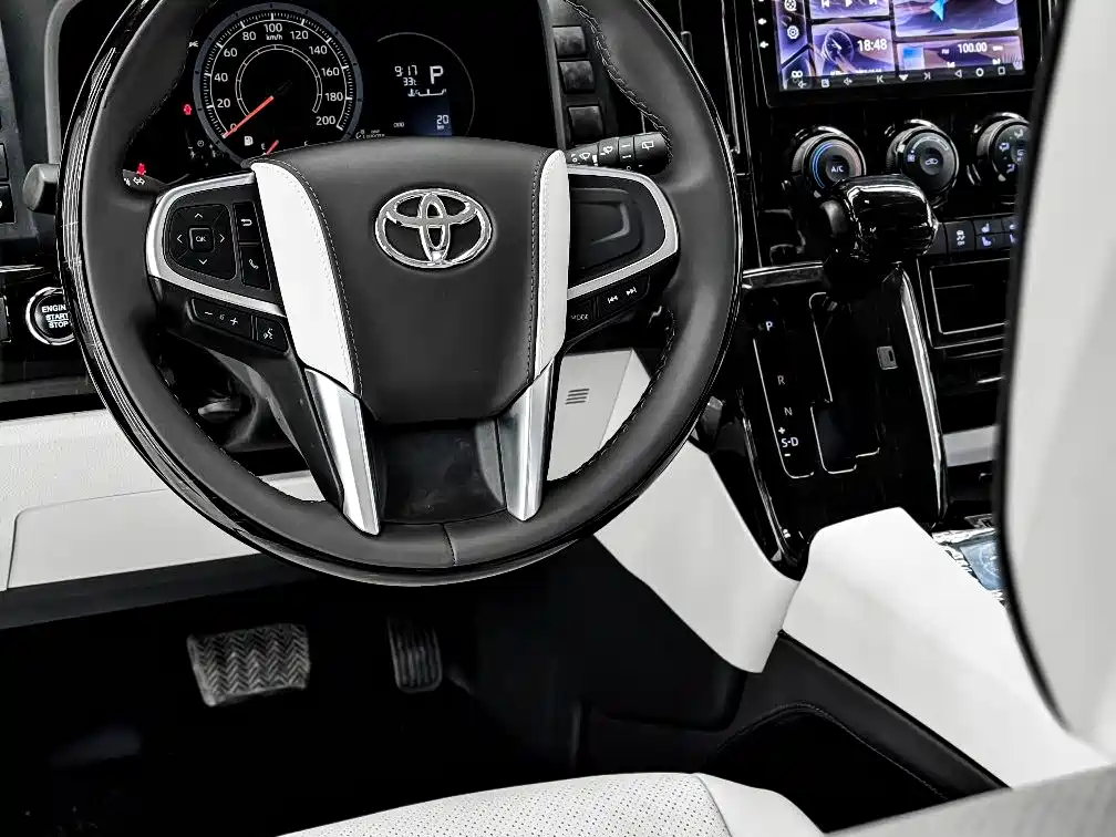 Toyota Hiace — фото 2