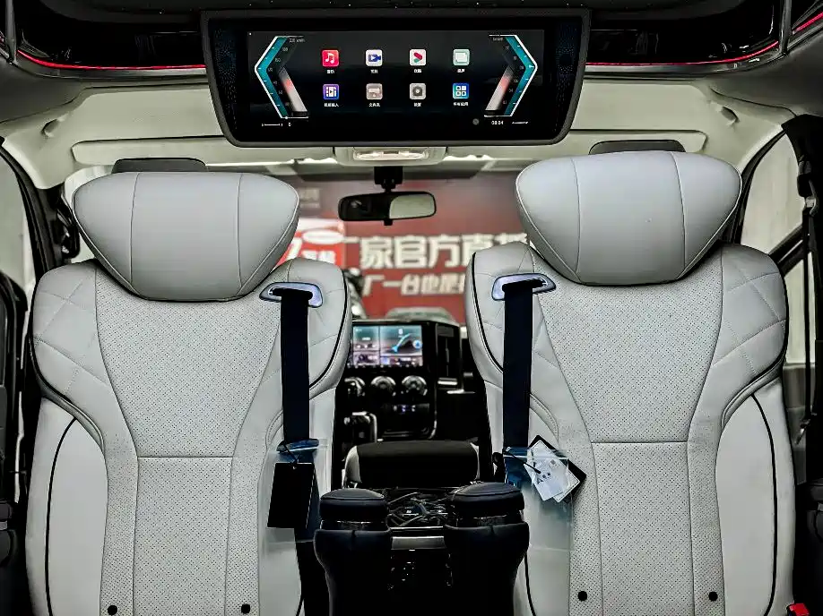 Toyota Hiace — фото 11