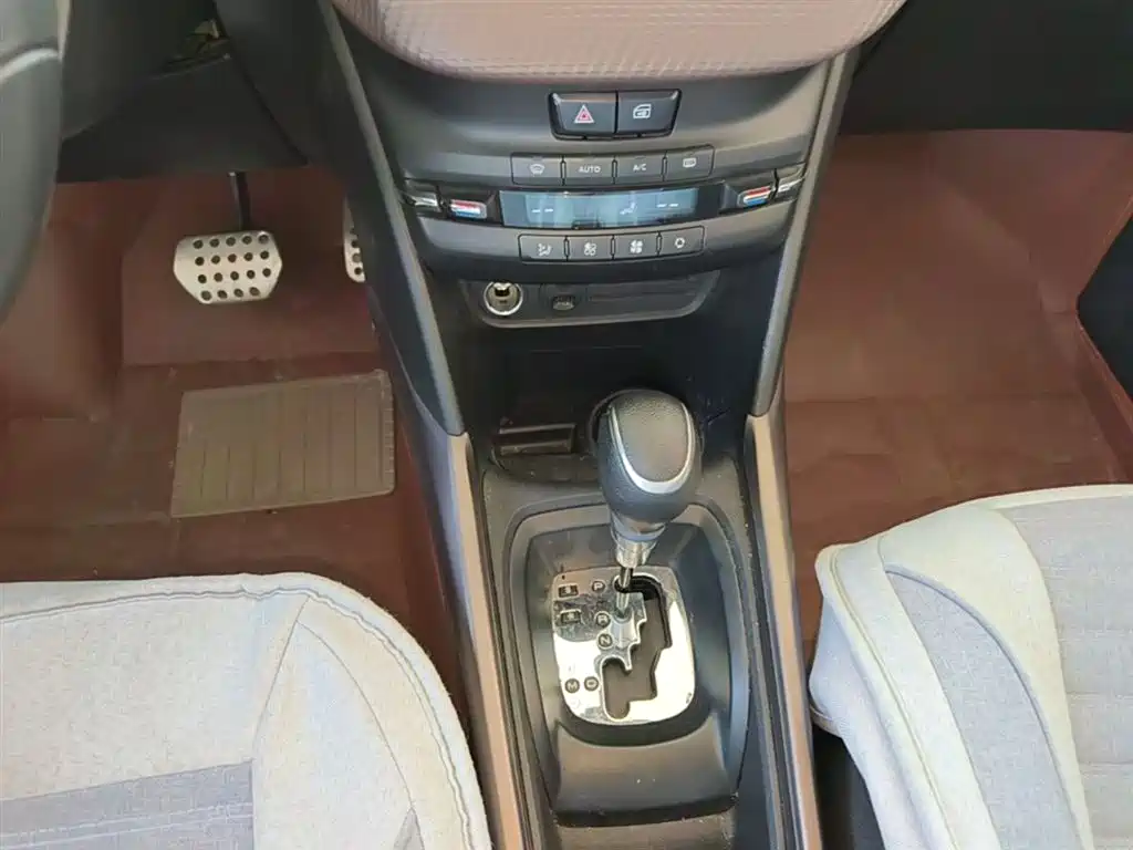 Peugeot 2008 2015 — фото 14