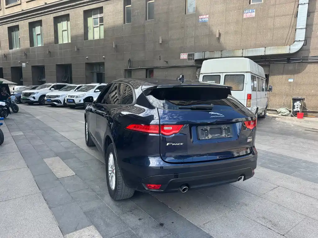 Jaguar F-PACE 2017 — фото 17