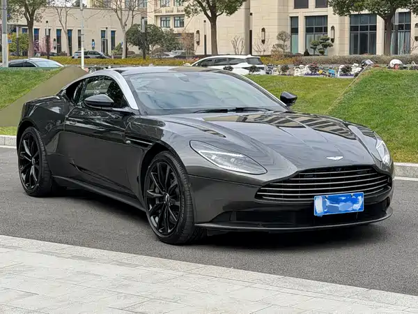 Aston Martin DB11 2018