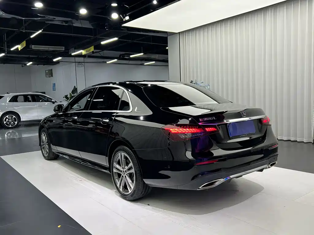 Mercedes-Benz E-Class 2023 — фото 9