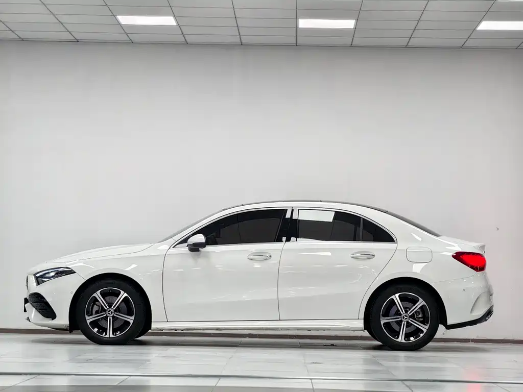 Mercedes-Benz A-Class 2024 — фото 7