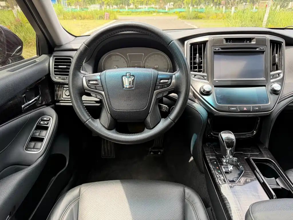 Toyota Crown 2017 — фото 11