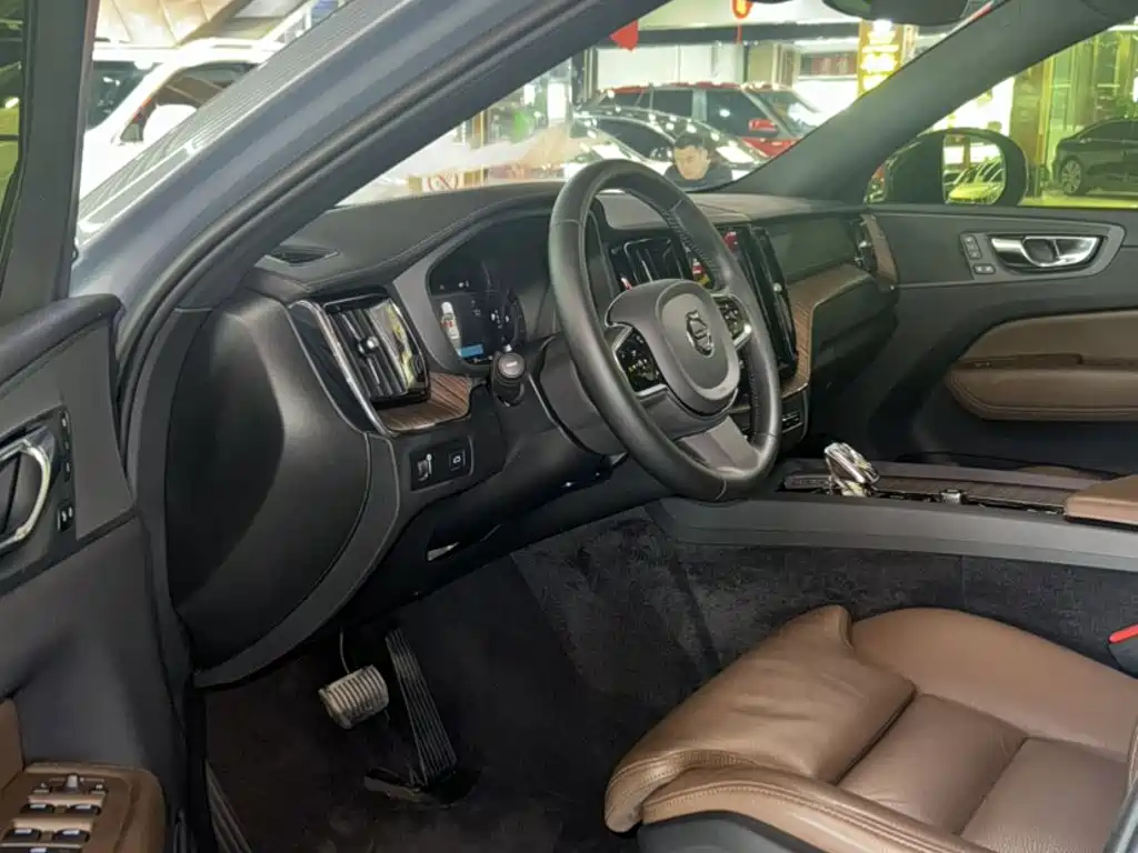 Volvo XC60 2021 — фото 10