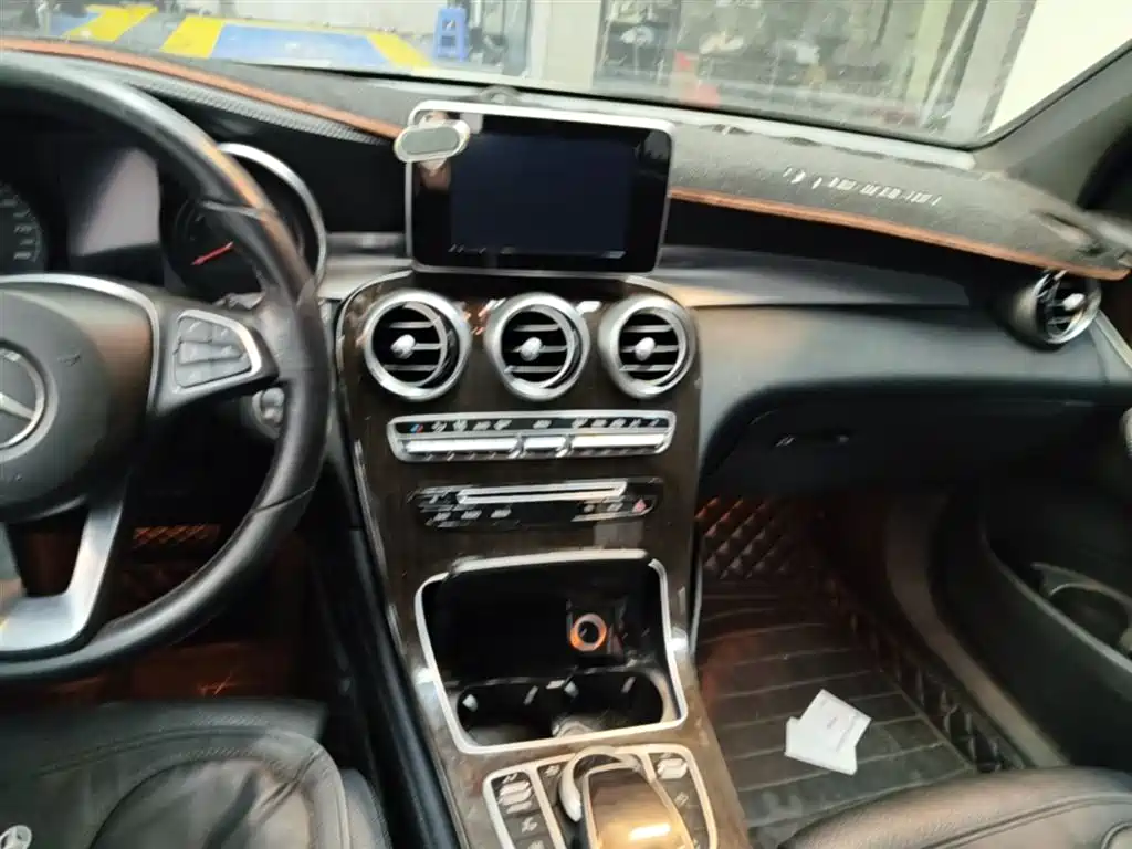 Mercedes-Benz GLC 2018 — фото 13