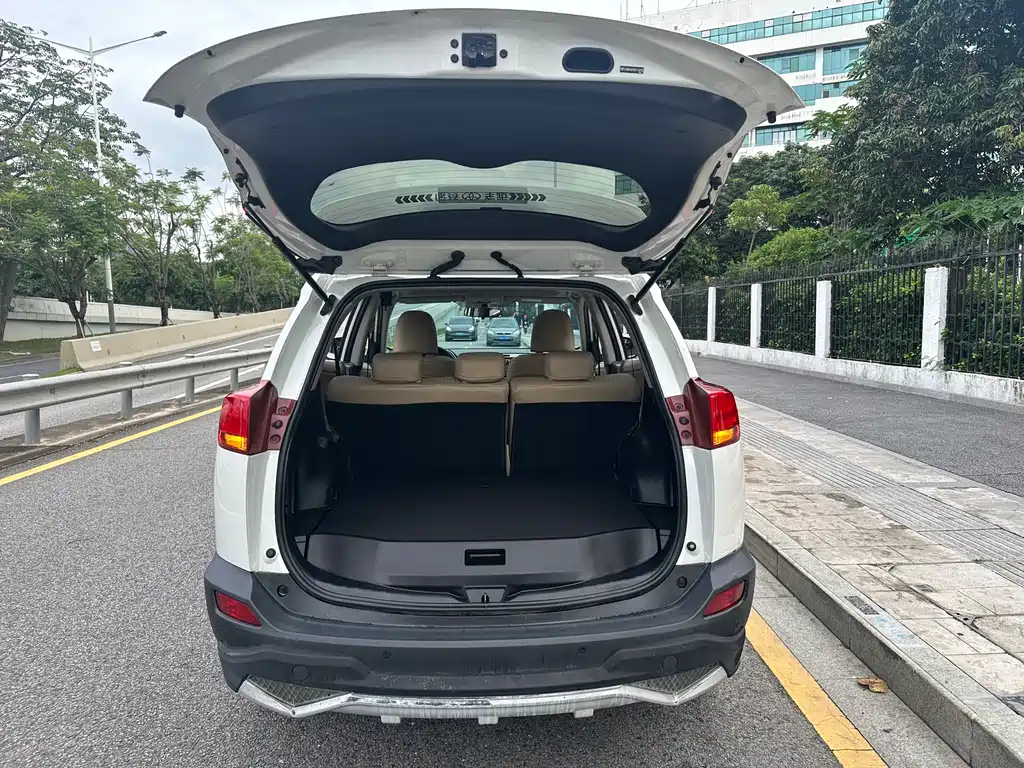 Toyota RAV4 2016 — фото 12