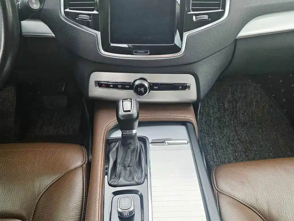 Volvo XC90 2018 — фото 18