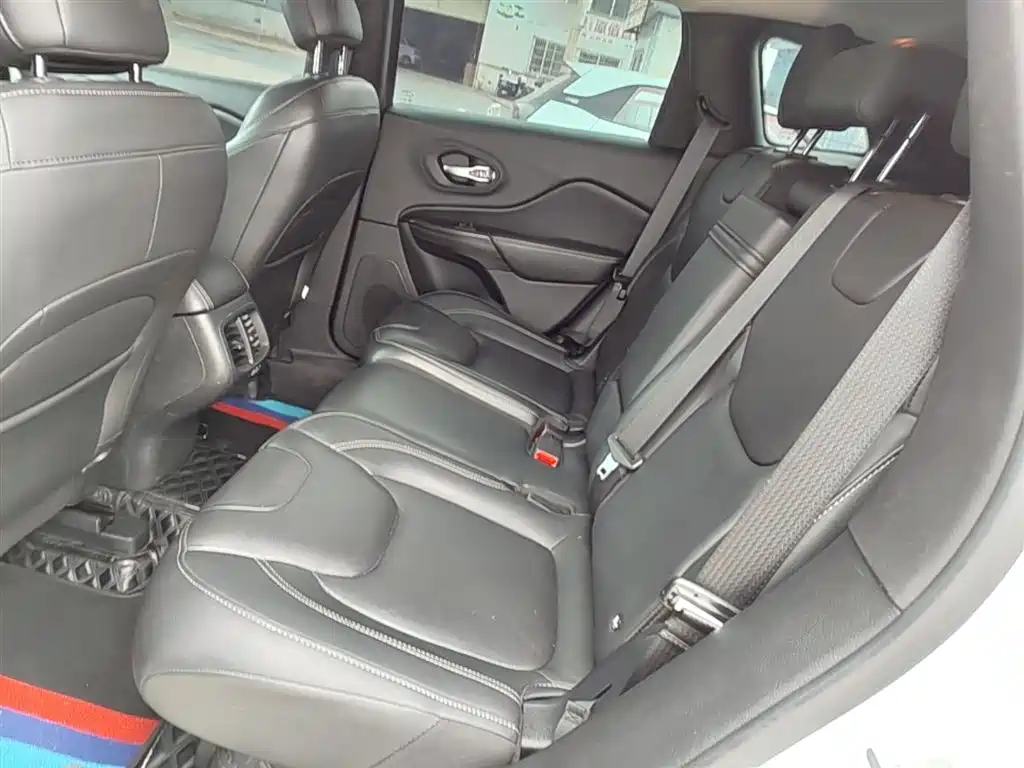 Jeep Cherokee 2018 — фото 17