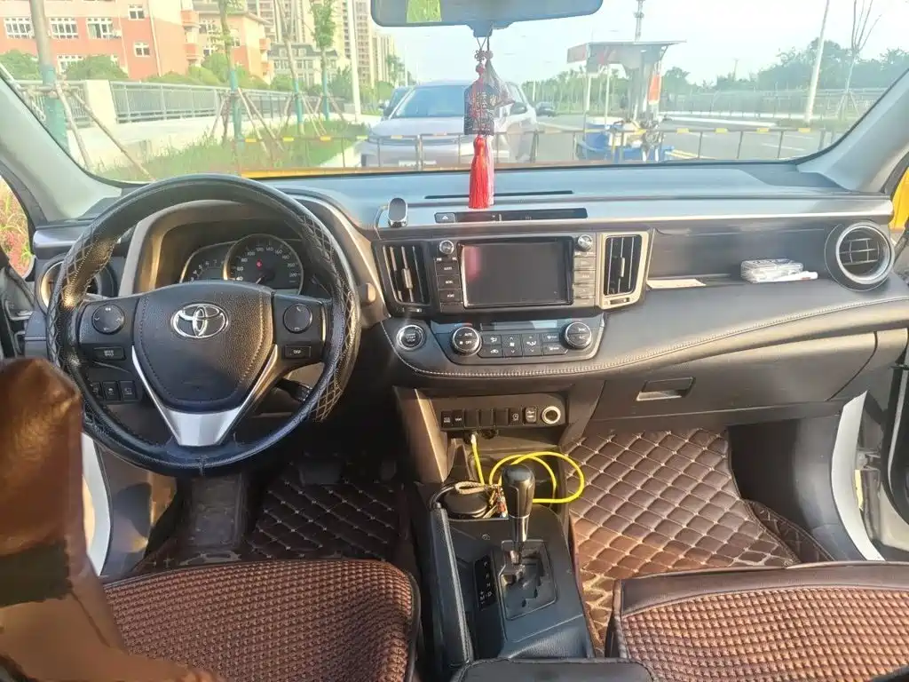 Toyota RAV4 2017 — фото 13