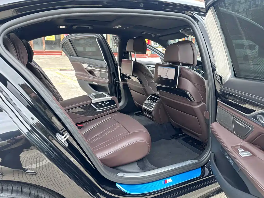 BMW 7 Series 2018 — фото 12
