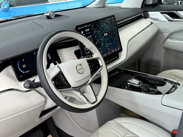 Volvo EM90 2025