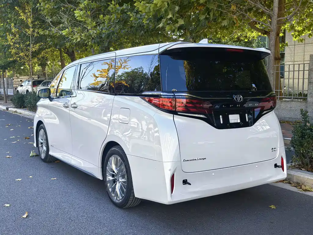 Toyota Alphard — фото 4