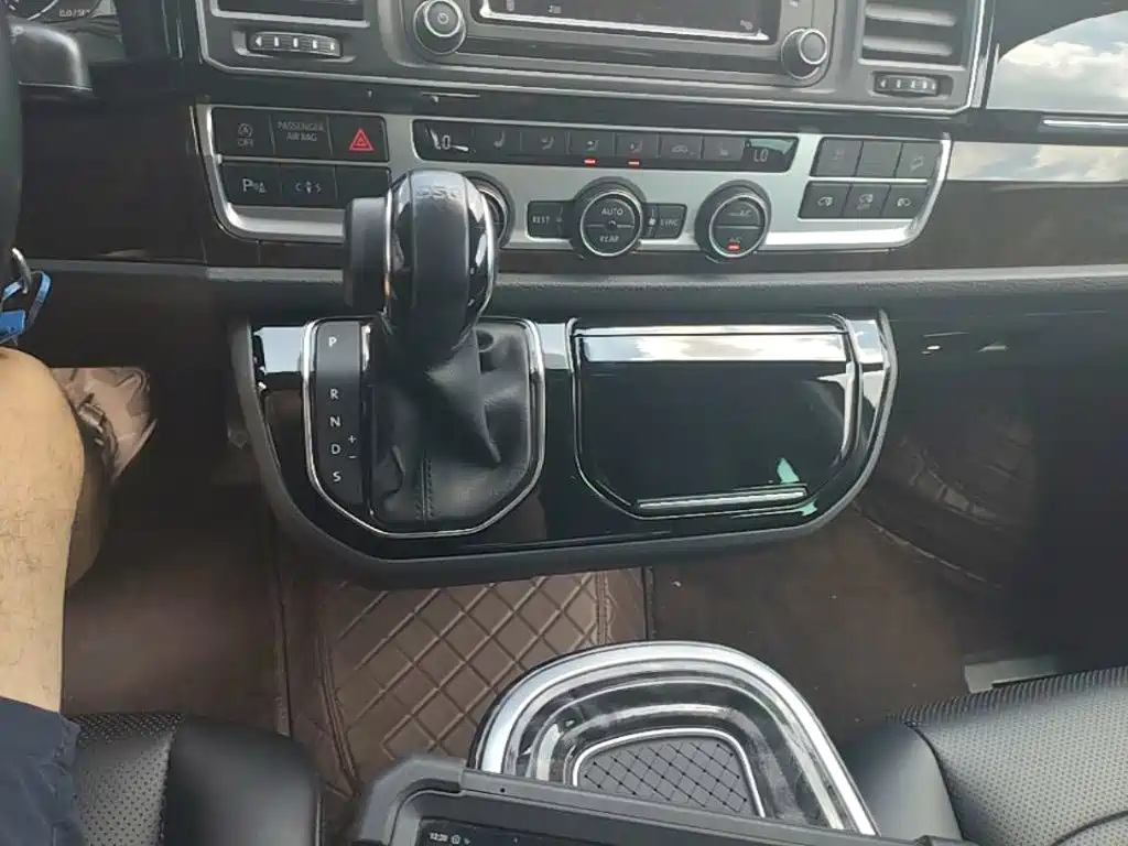 Volkswagen Multivan 2018 — фото 14