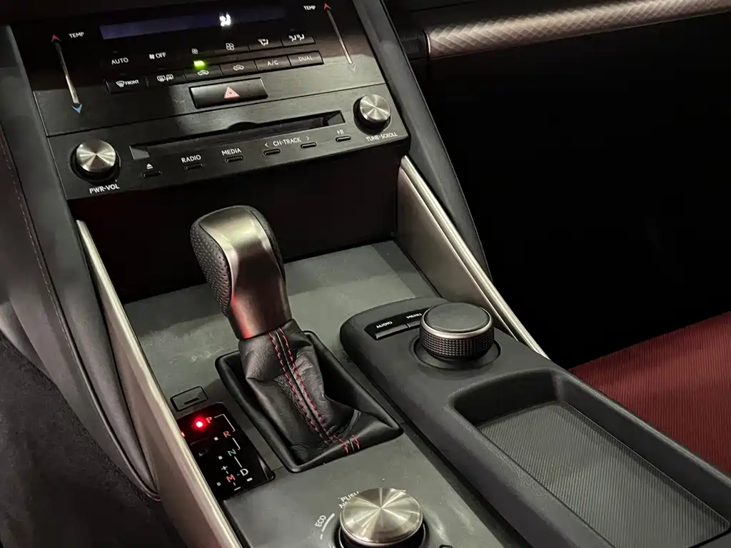 Lexus IS 2018 — фото 12